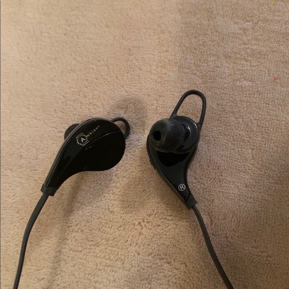 Wireless Bluetooth earbuds